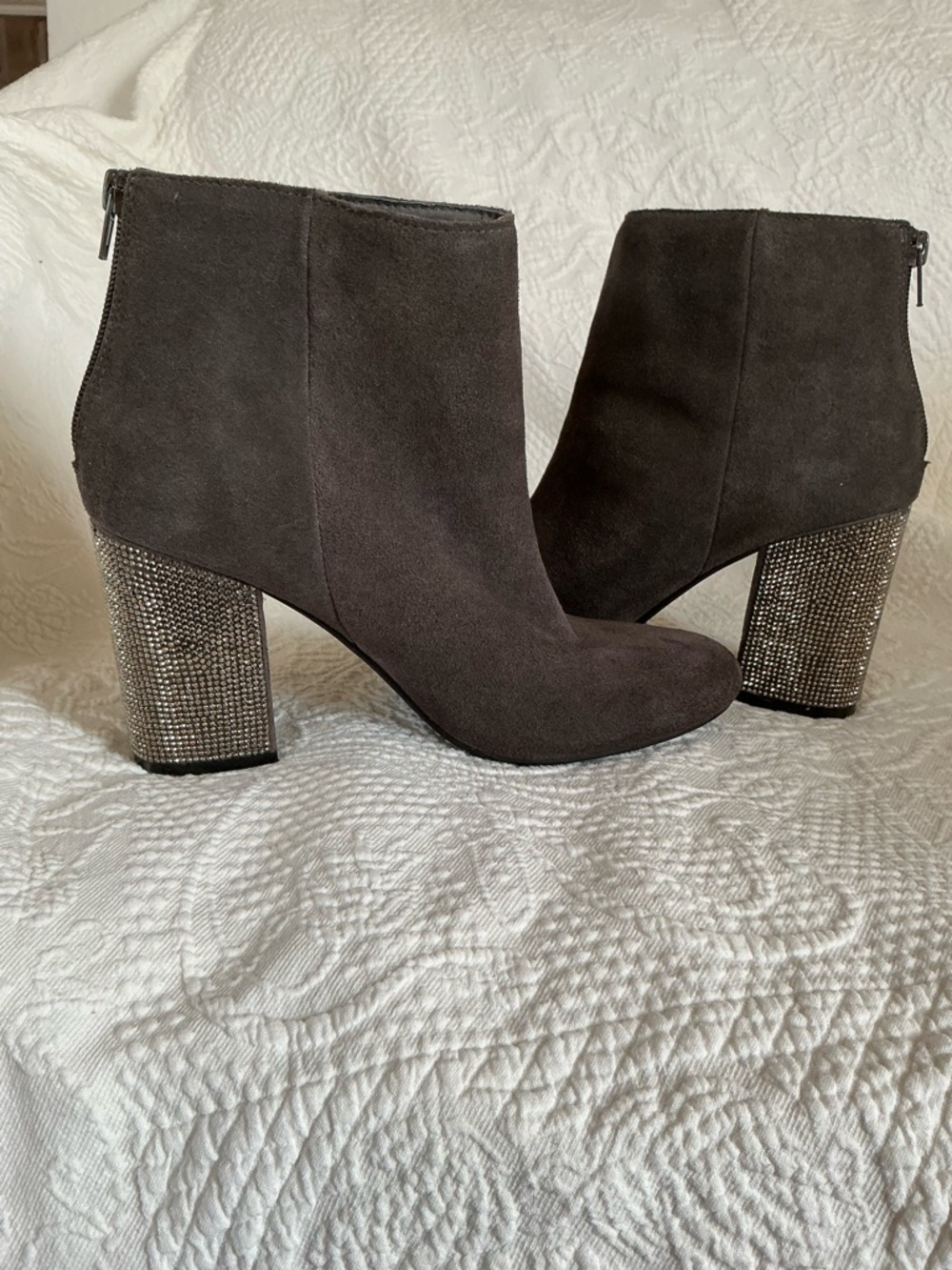 🤎 Reaction Kenneth Cole Carolyn Gray Suede Ankle Boots Rhinestone Covered Heel - Picture 6 of 8